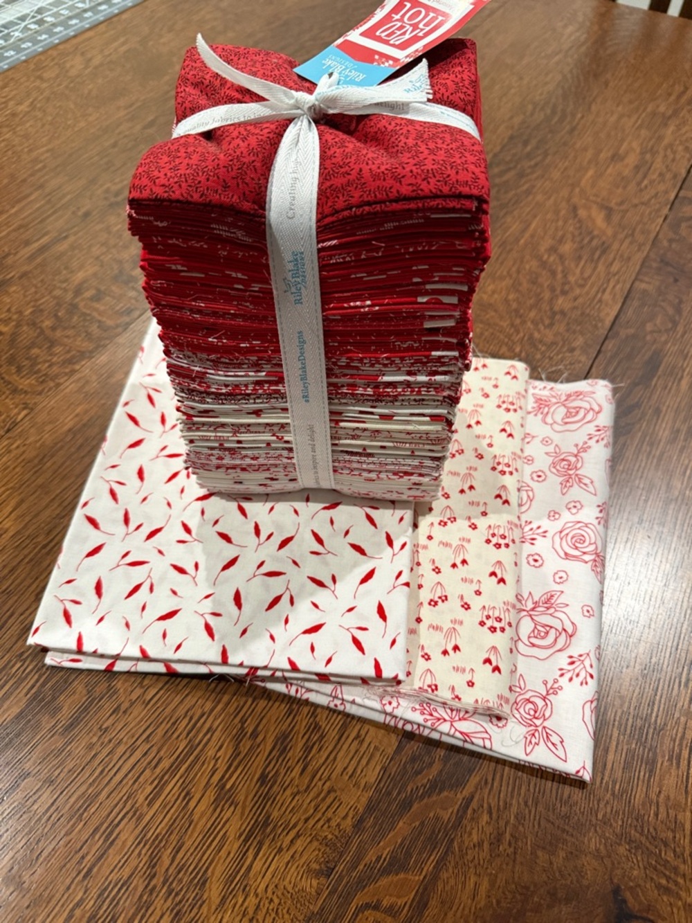 Red and Cream Quilting Fat Quarter Bundle plus 1.5 yards coordinated fabric